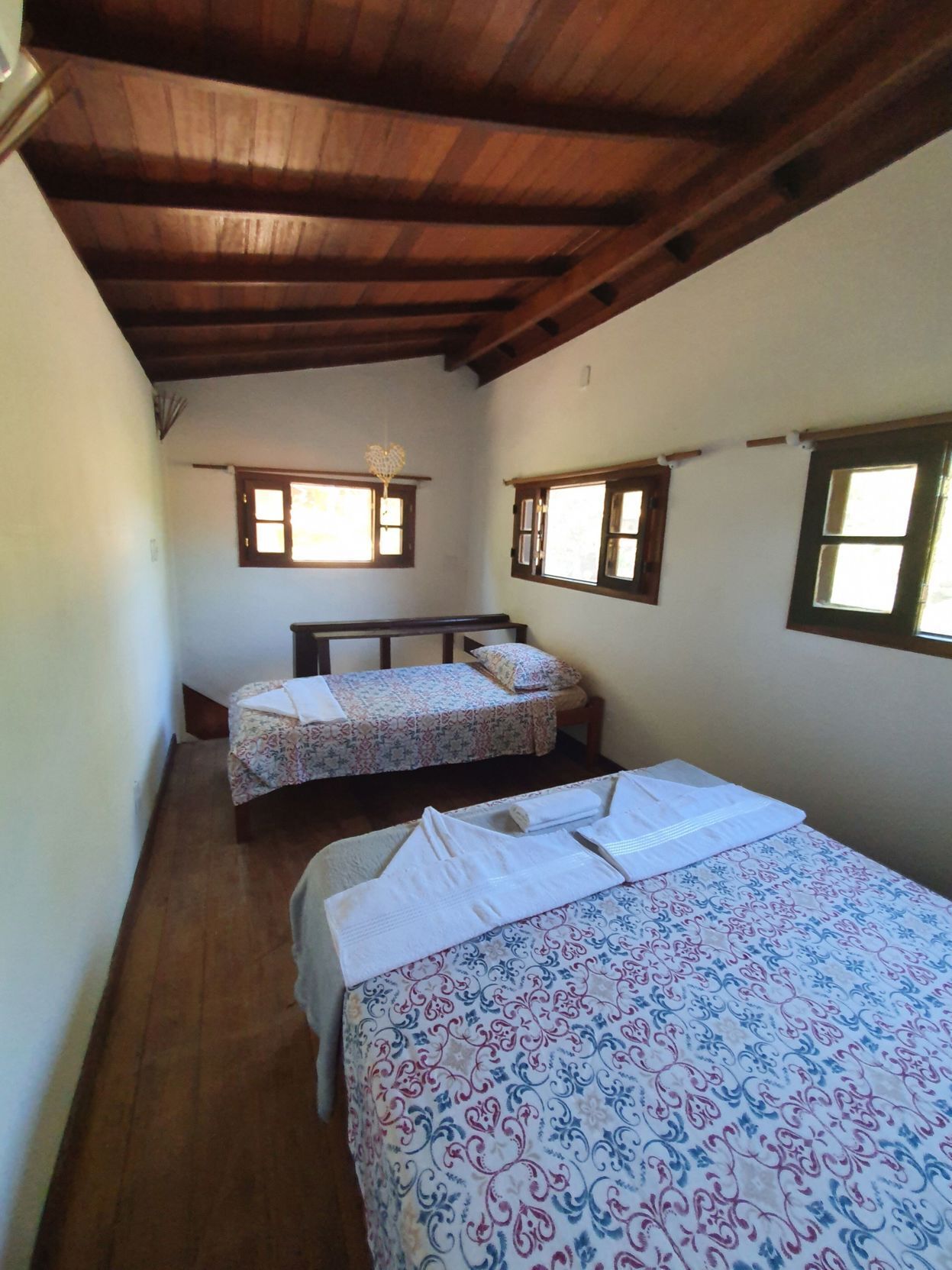 Cortinas blackout, wifi gratis y ropa de cama 