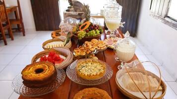 Café da manhã com buffet grátis todos os dias
