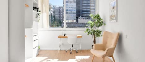 3 habitaciones, escritorio, tabla de planchar con plancha y wifi