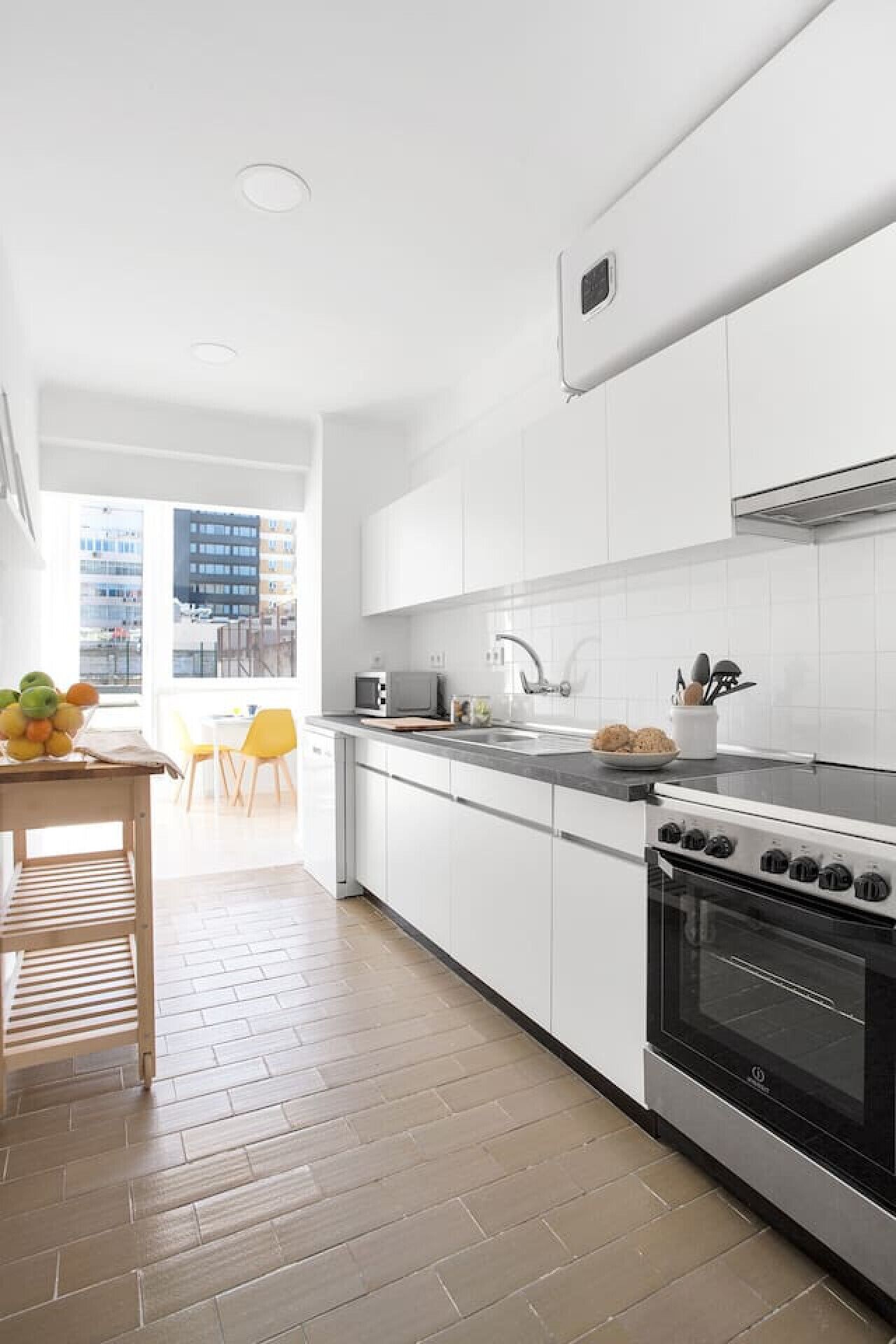 Geladeira, micro-ondas, cooktop, cafeteira/chaleira