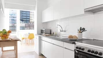 Frigorífico, microondas, placa de cocina y cafetera o tetera