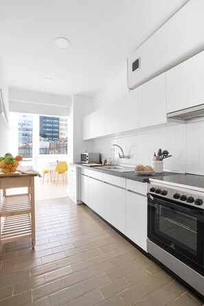 Réfrigérateur, micro-ondes, plaque de cuisson, cafetière/bouilloire