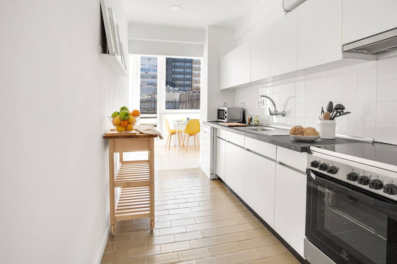 Geladeira, micro-ondas, cooktop, cafeteira/chaleira