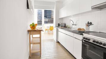 Frigorífico, microondas, placa de cocina y cafetera o tetera