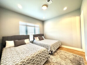 4 chambres, coffres-forts dans les chambres, fer et planche à repasser