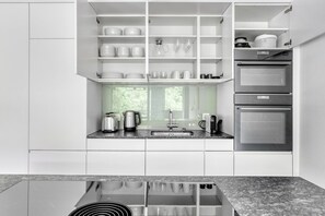 Kühlschrank, Mikrowelle, Ofen, Herdplatte