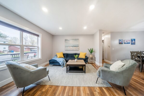 Smart TV - Family-Friendly Beach Getaway by Lake Erie, Beaches with King Bed (Vermilion)