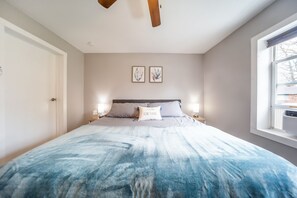 3 bedrooms, iron/ironing board, travel crib, free WiFi - Family-Friendly Beach Getaway by Lake Erie, Beaches with King Bed (Vermilion)