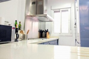 Een koelkast, een microgolfoven, een oven, een kookplaat