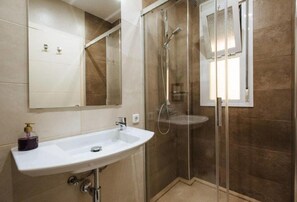 Dusche, Haartrockner, Bidet, Handtücher