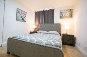 3 habitaciones, tabla de planchar con plancha y cuna de viaje