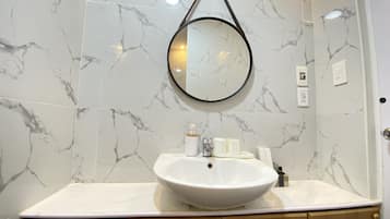 Een douche, een haardroger, pantoffels, een bidet