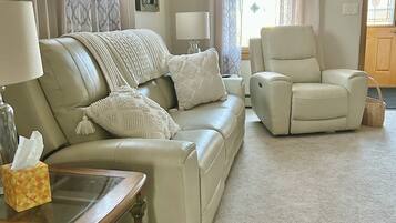 Smart-TV, DVD-Player, Tischtennisplatte, Bücher