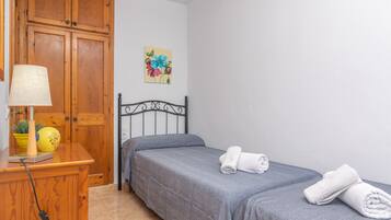 3 dormitorios, tabla de planchar con plancha, wifi gratis y ropa de cama
