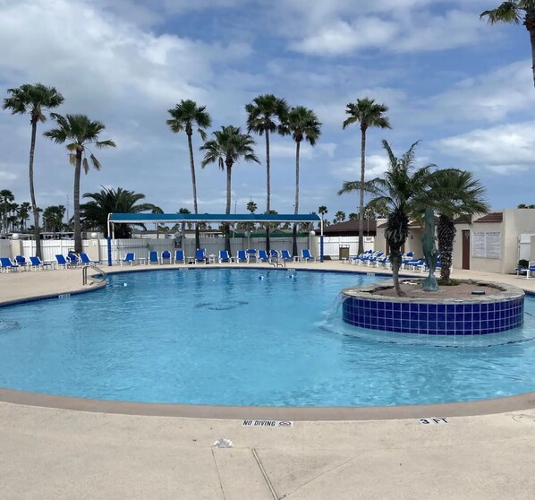 A heated pool - Brand New Waterfront Cottage Fishing/Boat Lift/Resort (Port Isabel)