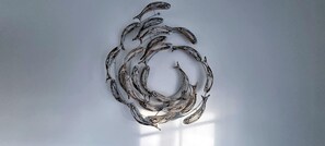 A wall-mounted abstract sculpture. - Ferienhaus "deich 14" (St. Peter-Ording)