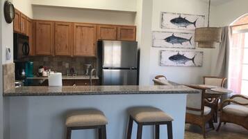 Coffee/tea maker, fridge, microwave, oven