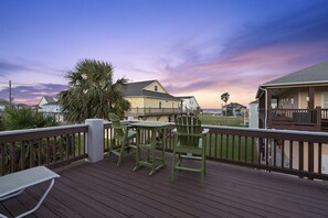 Outdoor dining - La Vie Est Belle - Water View Beach Home! (Crystal Beach)