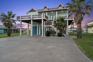 Exterior - La Vie Est Belle - Water View Beach Home! (Crystal Beach)