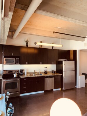 Refrigerador, microondas, horno y lavavajillas