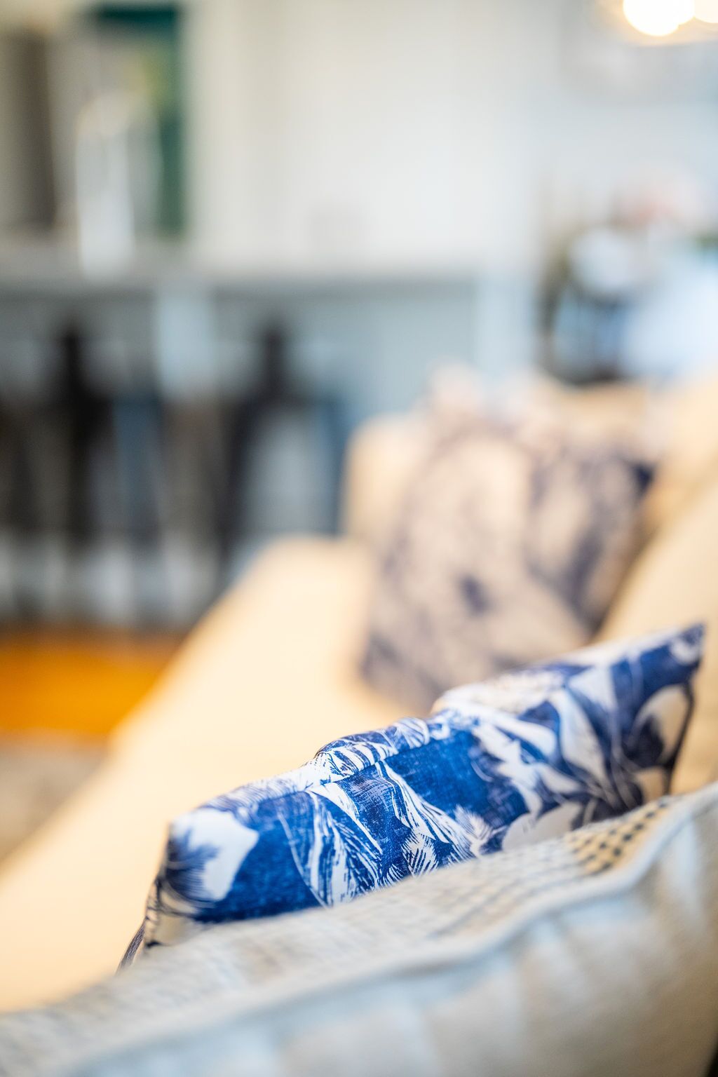 Ein Detailaufnahme eines Sofas mit einem gemusterten Kissen.