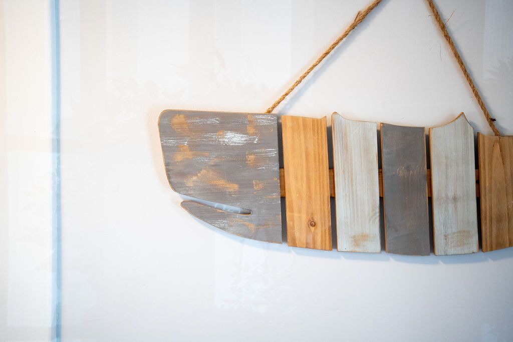 Een rustieke houten wanddecoratie met touw.