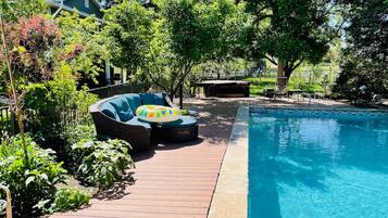 Una piscina al aire libre, una piscina climatizada