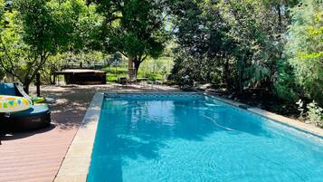 Una piscina al aire libre, una piscina climatizada