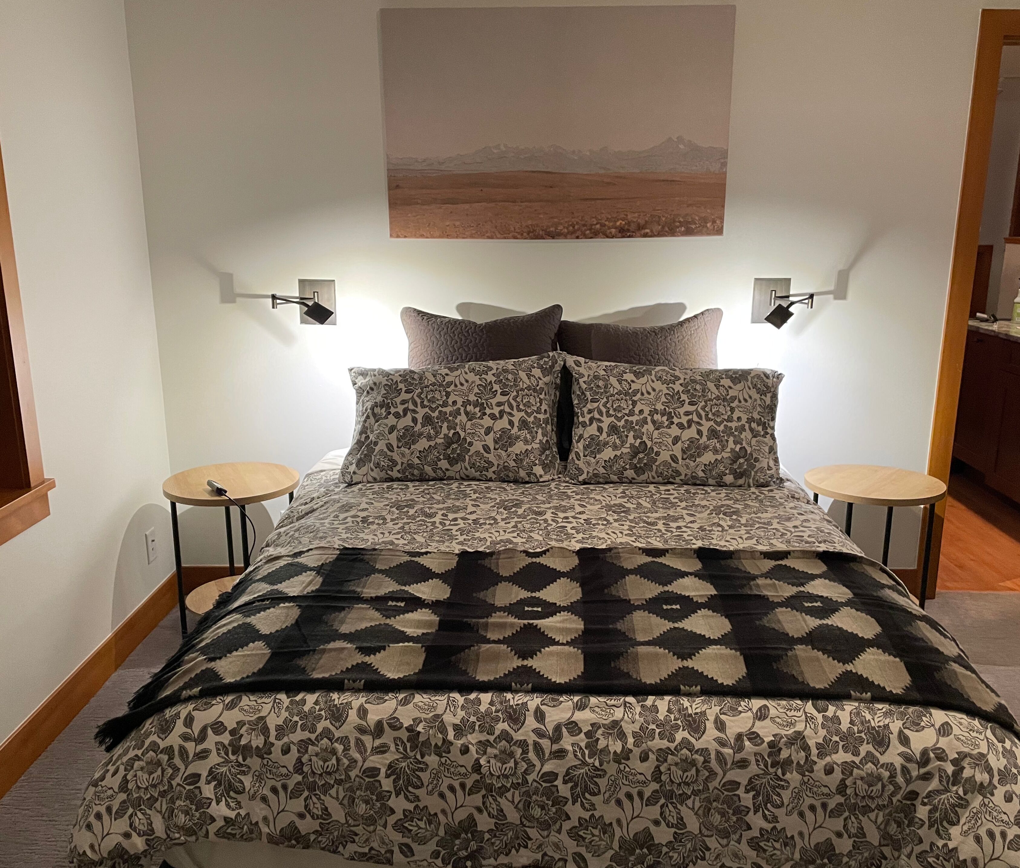 1 dormitorio, caja fuerte, escritorio y tabla de planchar con plancha