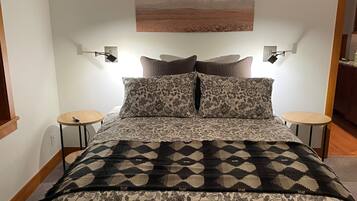 1 dormitorio, caja fuerte, escritorio y tabla de planchar con plancha