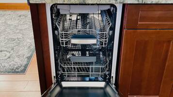 Refrigerador, microondas, placa de cocina, lavavajillas