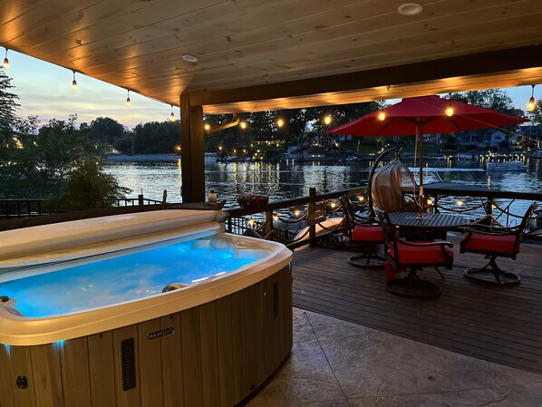 Terrace/patio - SLICE OF HEAVEN lake front cottage with HOTTUB, fire pit, kayaks & Dog friendly! (Akron)