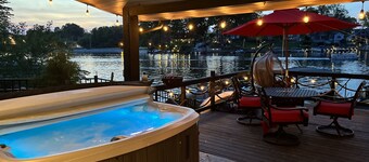 SLICE OF HEAVEN lake front cottage with HOTTUB, fire pit, kayaks & Dog friendly!