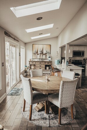 Dining - SLICE OF HEAVEN lake front cottage with HOTTUB, fire pit, kayaks & Dog friendly! (Akron)