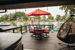 Outdoor dining - SLICE OF HEAVEN lake front cottage with HOTTUB, fire pit, kayaks & Dog friendly! (Akron)