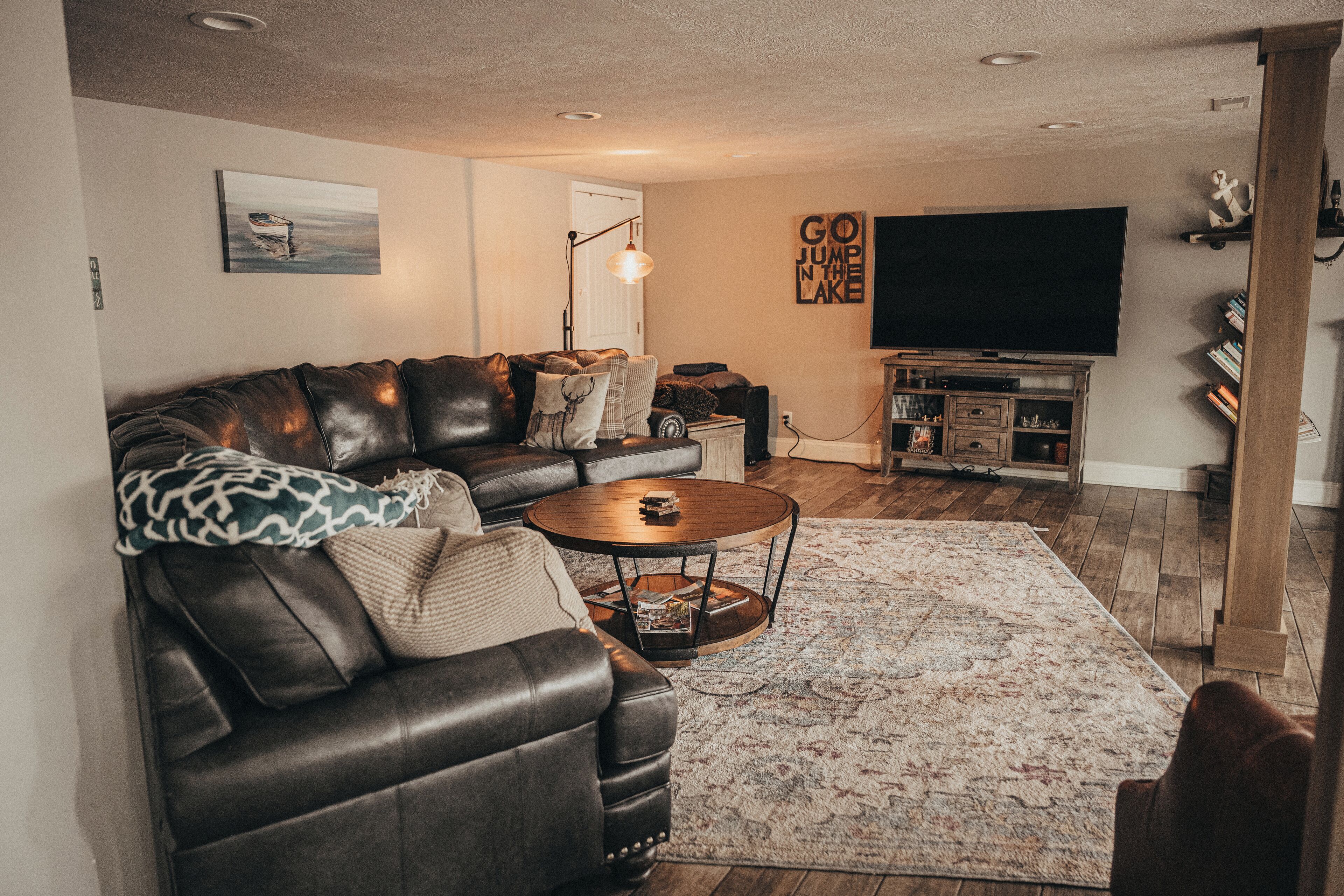 TV connectée, cheminée, livres