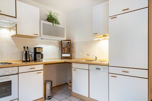 Kühlschrank, Ofen, Herdplatte, Geschirrspüler