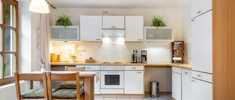 Réfrigérateur, un four, surface de cuisson, lave-vaisselle