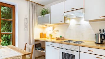 Frigorífico, horno, placa de cocina y lavavajillas