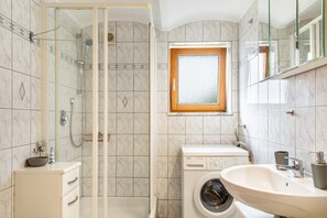 Suihku, hiustenkuivaaja, pyyhkeet