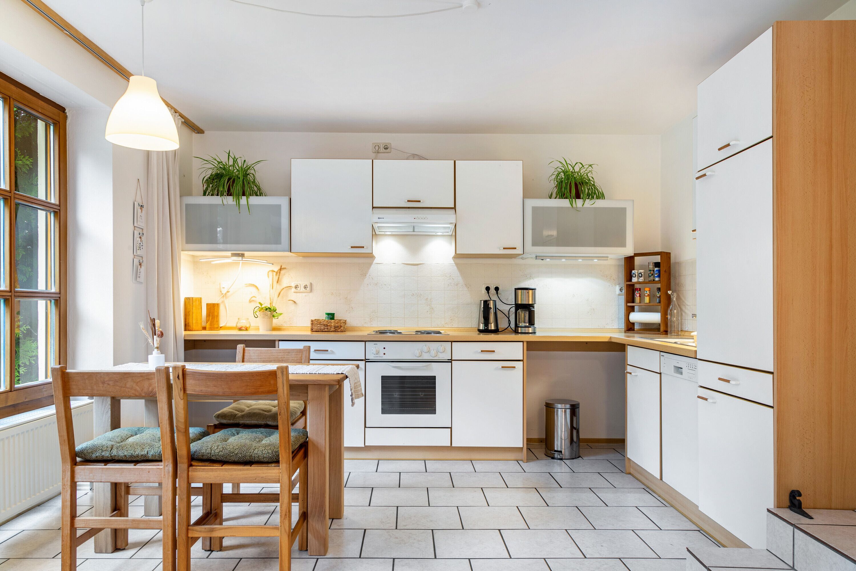 Een koelkast, een oven, een kookplaat, een vaatwasser