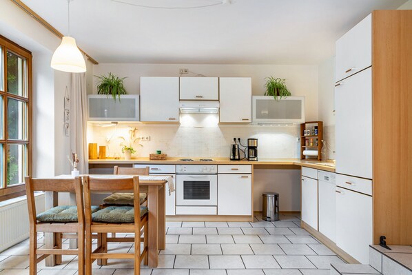 Kühlschrank, Ofen, Herdplatte, Geschirrspüler