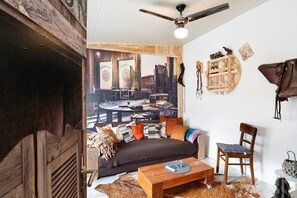 TV - Apartment "Wildwest Lounge" with Pool, Terrace & Wi-Fi (Eppingen)