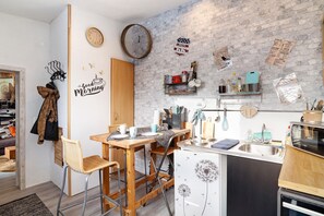 Fridge, microwave, oven, stovetop - Apartment "Wildwest Lounge" with Pool, Terrace & Wi-Fi (Eppingen)