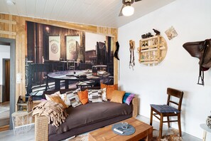 TV - Apartment "Wildwest Lounge" with Pool, Terrace & Wi-Fi (Eppingen)