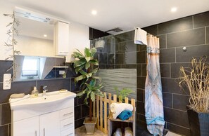 Dusch, hårtork och handdukar