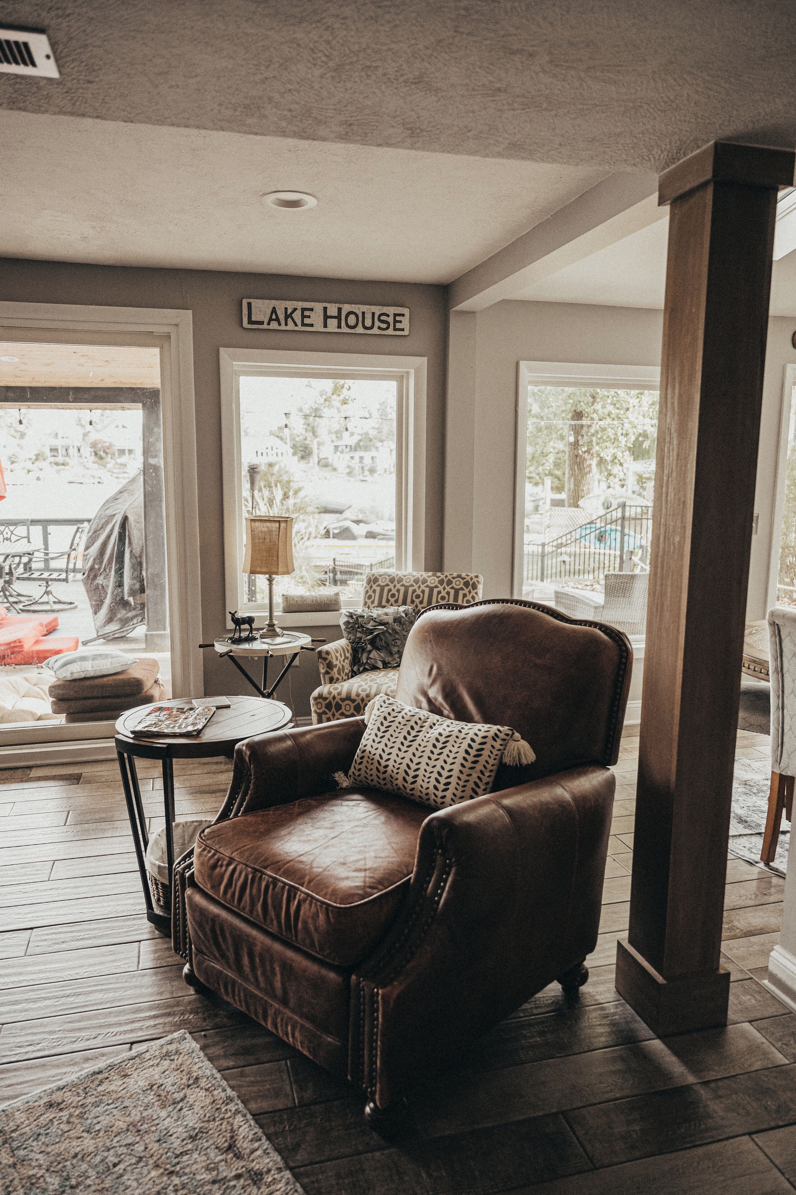 TV connectée, cheminée, livres