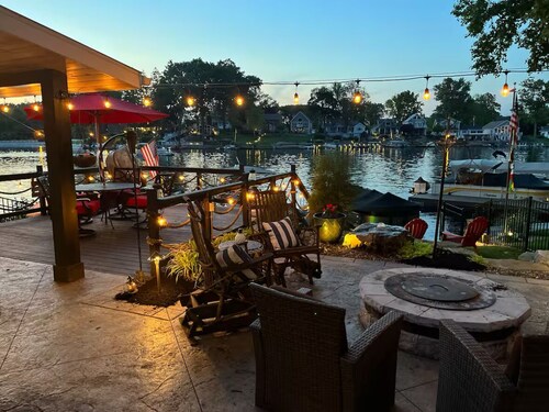 HEAVENLY Portage Lakes water front 4-bedroom cottage with HOTTUB, dog friendly!