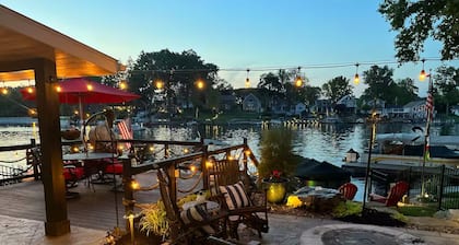 HEAVENLY Portage Lakes water front 4-bedroom cottage with HOTTUB, dog friendly!