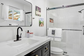 Combined shower/tub, hair dryer, towels